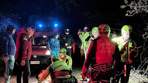 Rettungskräfte arbeiten an der Absturzstelle.