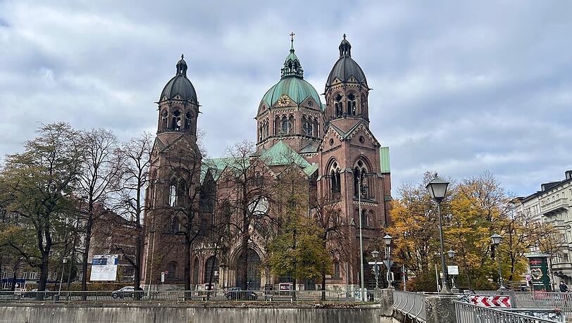 Der protestantische Dom von München: die 1896 eingeweihte Lukaskirche im Lehel an der Isar. Der protestantische Dom von München: die 1896 eingeweihte Lukaskirche im Lehel an der Isar.