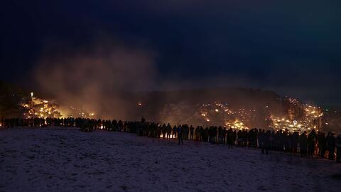 Die Bergfeuer erhellen die Dunkelheit.
