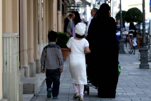Zum Shopping auf die Maximilianstraße. Eine arabische Frau mit ihren Kindern.