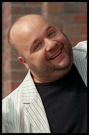 Dirk Bach (23.04.1961 - 01.10.2012): Millionen TV-Zuschauern bleibt der kleine und drollig gekleidete Entertainer als Moderator des RTL-&bdquo;Dschungelcamps&ldquo; in Erinnerung.