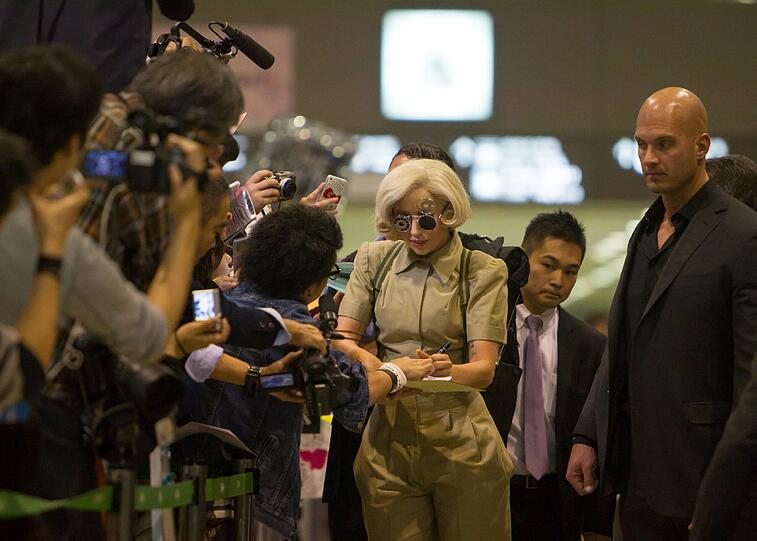 Lady Gaga bei ihrer Ankunft in Tokio