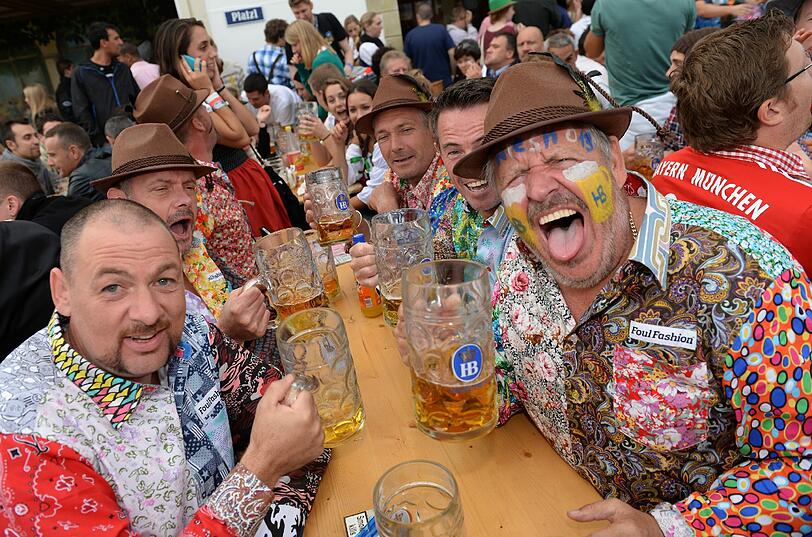 Ist erstmal ein Platz gefunden, beginnt die Bier- und Grimassenzeit. Selbst wenn die Verkleidung karnevalesker kaum noch sein kann.