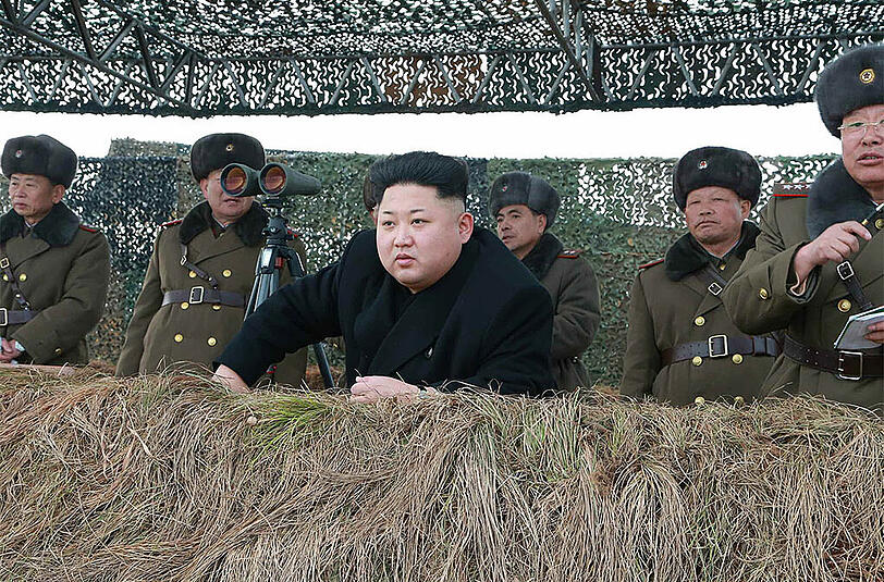 Nordkorea und ihr Machthaber Kim Jong Un (m.) haben den USA erneut mit einem Atomschlag gedroht.