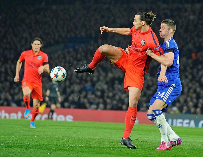 Zlatan Ibrahimovic sieht im Champions-League-Spiel gegen den FC Chelsea die Rote Karte
