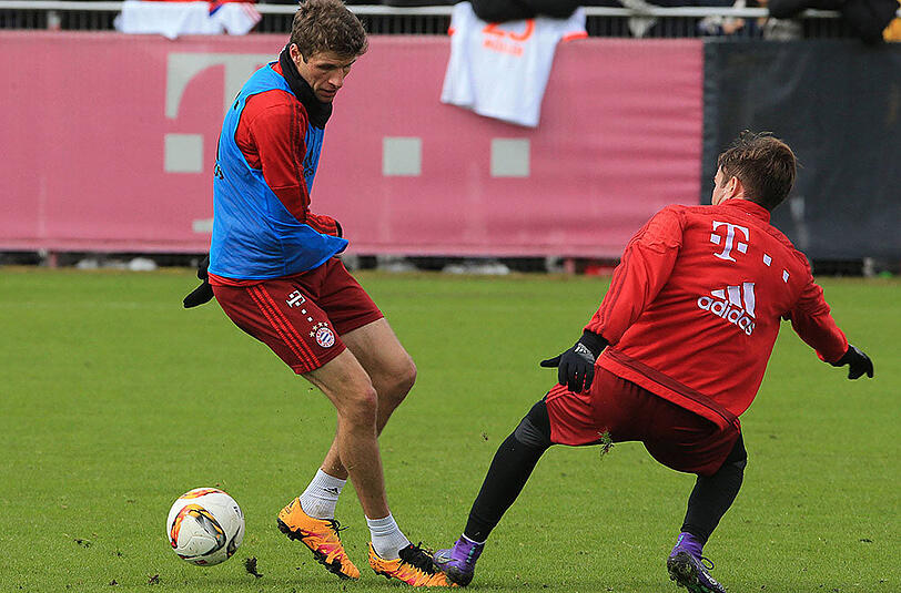 Lahm (r.) versucht dagegenzuhalten.