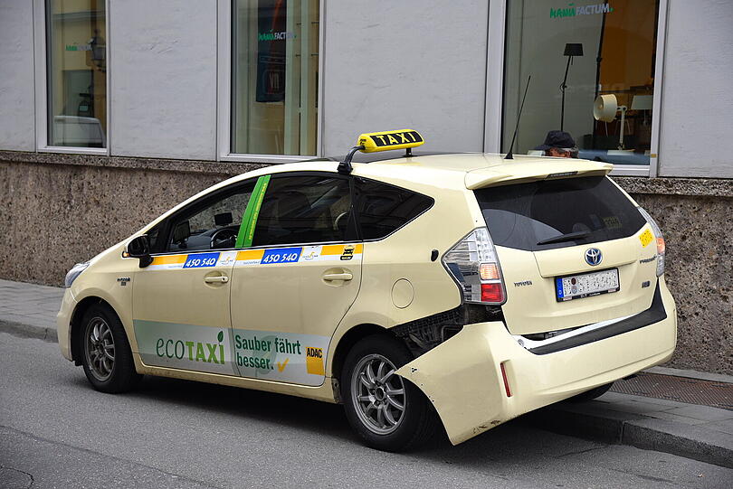 Der Bus des EHC übersah am Marienhof ein schlecht geparktes Taxi.