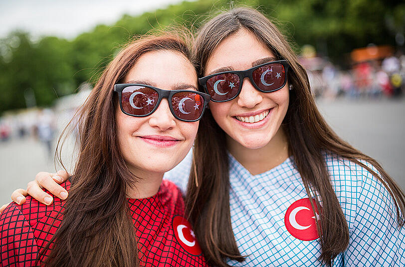 Es gibt nicht nur das hässliche Fan-Gesicht dieser Euro 2016. Sondern auch das schöne und kuriose. Sehen Sie hier die Bilder in unserer Galerie.