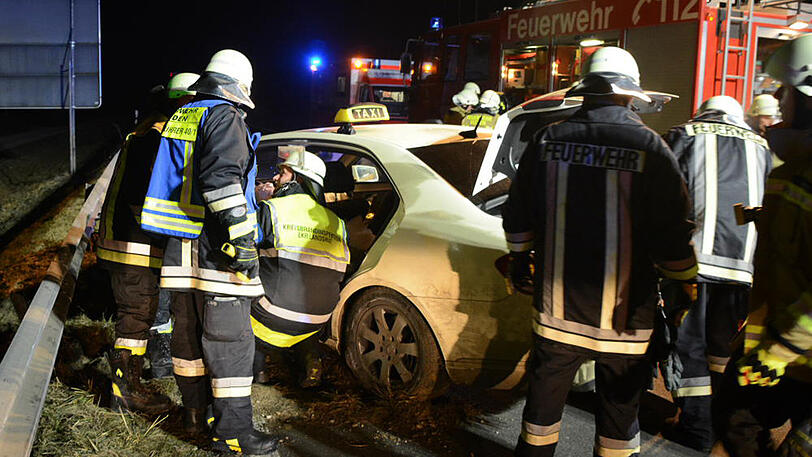 Auf der B388 im Landkreis Landshut kommt es zu einem schweren Unfall nach einem Reifenplatzer. Drei Personen werden verletzt.
