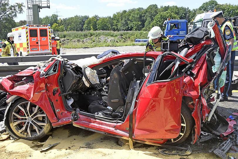 Vier Schwerverletzte sind die Bilanz eines Horror-Unfalls auf der A99.