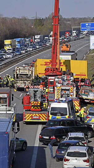 Die Feuerwehr musste einen Kran einsetzen.