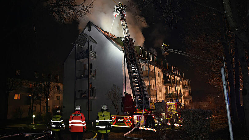 Ein Feuer auf einem Balkon setzte in Perlach einen ganzen Dachstuhl in Brand. Die Bilder von den Löscharbeiten.