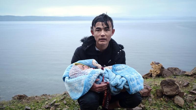 Ein Migrant hält ein Baby an der Küste der griechischen Insel Lesbos, nachdem er mit einem Schlauchboot von der Türkei aus über das Mittelmeer gekommen ist. Ein Migrant hält ein Baby an der Küste der griechischen Insel Lesbos, nachdem er mit einem Schlauchboot von der Türkei aus über das Mittelmeer gekommen ist.