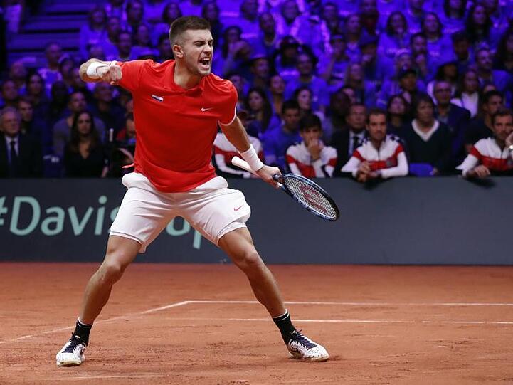 Borna Coric jubelt über seinen Sieg gegen den Franzosen Jeremy Chardy.