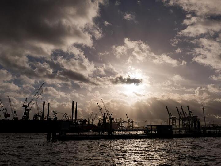Kräne im Hamburger Hafen: Das wichtigste deutsche Konjunkturbarometer ist damit den vierten Monat in Folge gesunken. Der negative Trend setzt sich also fort.