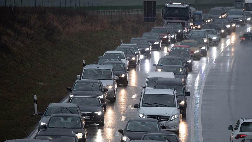 Fahrzeuge auf der Bundesstraße 96 vor der Rügenbrücke. Zum sechsten Mal in Folge ging die Zahl der Neuzulassungen von Pkws in Europa zurück. Fahrzeuge auf der Bundesstraße 96 vor der Rügenbrücke. Zum sechsten Mal in Folge ging die Zahl der Neuzulassungen von Pkws in Europa zurück.