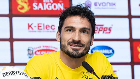 Hier trägt Mats Hummels die Seiten noch länger. Mittlerweile hat er sich an der Schläfe einen Blitz in die Haare rasieren lassen.