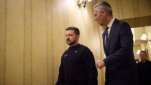 Nato-Generalsekretär Jens Stoltenberg und Wolodymyr Selenskyj (l), Präsident der Ukraine, bei einem Treffen in Kiew.
