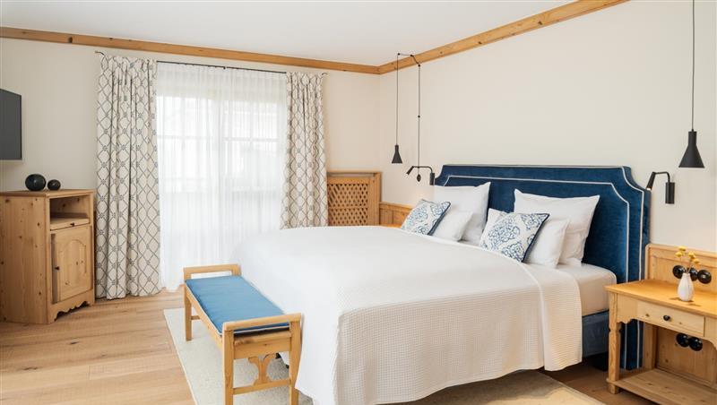 Das Hotel-Ensemble bietet 105 gem&uuml;tliche Zimmer und Suiten in acht Gutsh&auml;usern &ndash; wie dieses.