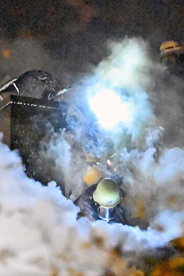 Gro&szlig;einsatz der M&uuml;nchner Feuerwehr: In der Diefenbachstra&szlig;e in Solln hat der Dachstuhl eines dreigeschossigen Wohnhauses gebrannt.