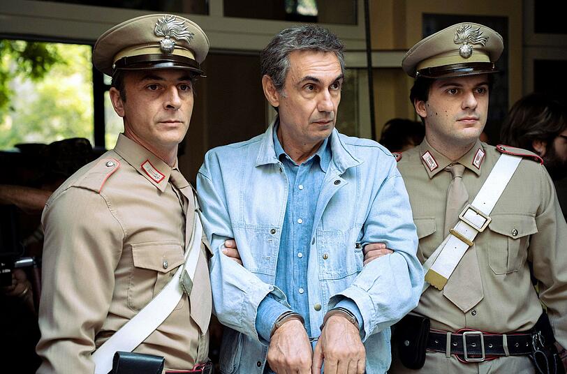Die italienische Serie "Portobello - Unschuldig verurteilt" erz&auml;hlt eine unglaubliche, aber wahre Geschichte aus den 80-ern: Der bekannte italienische TV-Moderator Enzo Tortora (Fabrizio Gifuni) wird in Handschellen von zwei Polizisten abgef&uuml;hrt. Er soll mit der Mafia kooperieren. Doch woher kommen die Anschuldigungen - und was steckt dahinter?