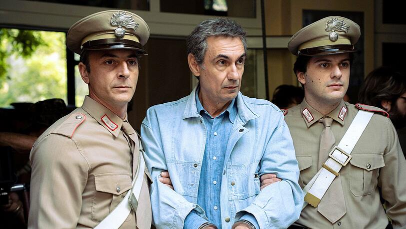Die italienische Serie "Portobello - Unschuldig verurteilt" erzählt eine unglaubliche, aber wahre Geschichte aus den 80-ern: Der bekannte italienische TV-Moderator Enzo Tortora (Fabrizio Gifuni) wird in Handschellen von zwei Polizisten abgeführt. Er soll mit der Mafia kooperieren. Doch woher kommen die Anschuldigungen - und was steckt dahinter? Die italienische Serie "Portobello - Unschuldig verurteilt" erzählt eine unglaubliche, aber wahre Geschichte aus den 80-ern: Der bekannte italienische TV-Moderator Enzo Tortora (Fabrizio Gifuni) wird in Handschellen von zwei Polizisten abgeführt. Er soll mit der Mafia kooperieren. Doch woher kommen die Anschuldigungen - und was steckt dahinter?