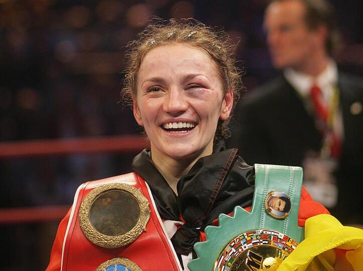 Schwer gezeichnet posiert Ina Menzer nach dem Fight