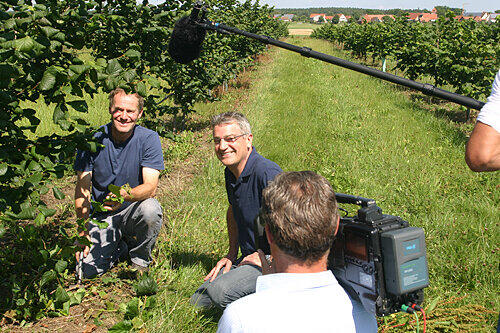 Bei der Arbeit: Gernstl mit dem Gonnersdorfer Haselnuss-Bauern und Musical-Autor Fritz Stiegler und Kameramann hans Peter Fischer.