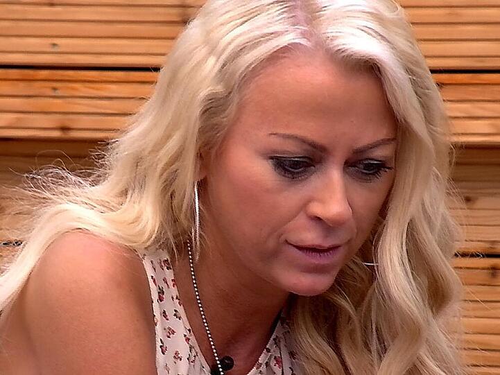 Jenny Elvers wirkt Im TV-Container nachdenklich