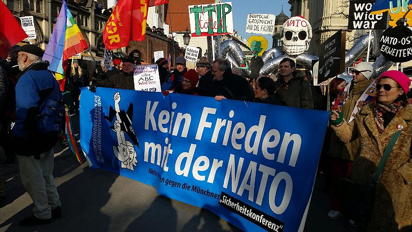 Unter dem Motto «Kein Frieden mit der NATO» demonstrierten am Samstag knapp 2000 Menschen gegen die Siko.