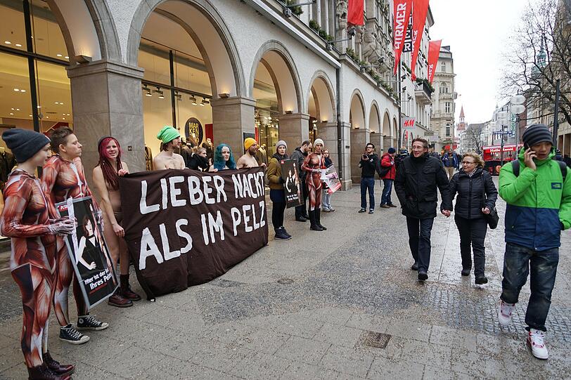 "Lieber nackt als im Pelz": Bilder von der Protestaktion
