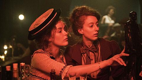 &bdquo;Paula&ldquo;: Paula Modersohn-Becker (Carla Juri) und Clara Rilke-Westhoff (Roxanne Duran) hauen auf den wilhelminischen Putz.