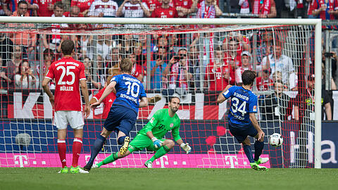 Die Szene des Spiels: Tom Starke hält den Elfmeter von Hamit Altintop.
