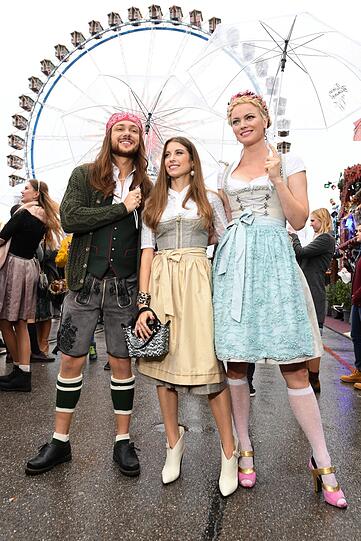 Fesch mit Schirm: Riccardo Simonetti, Cathy Hummels und Franziska Knuppe.