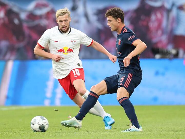 Emil Forsberg von Leipzig und Benjamin Pavard von München (l-r.) in Aktion. Foto: Jan Woitas/Archivbild