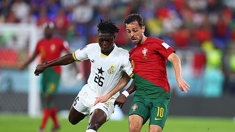 Portugals Bernardo Silva (r) im Laufduell mit Seidu Alidu aus Ghana.