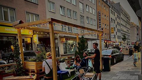 Die Initatoren von Freiraum-Viertel haben für die Landwehrstraße Parklets bebaut und bepflanzt. Das Projekt hat nun einen Preis gewonnen.
