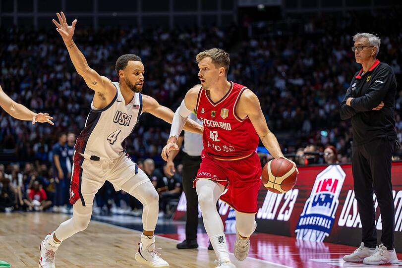 Idol zum Staunen gebracht: Bayern-Profi Andreas Obst (Mitte) lässt NBA-Superstar Steph Curry (l.) keine Chance zur Abwehr - sehr zur Freude von Bundestrainer Gordon Herbert.