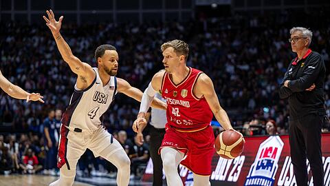 Idol zum Staunen gebracht: Bayern-Profi Andreas Obst (Mitte) lässt NBA-Superstar Steph Curry (l.) keine Chance zur Abwehr - sehr zur Freude von Bundestrainer Gordon Herbert.