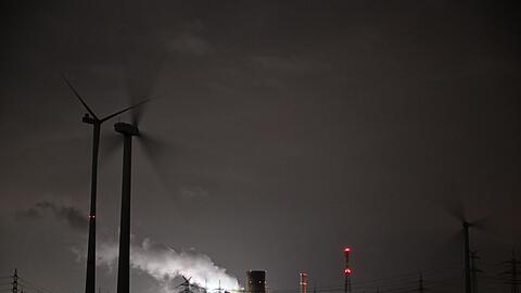 Wohl mit dem klimaschädlichen Kohlendioxid (CO2)? In Bayern soll eine Studie herausfinden, wo es etwa unterirdisch eingelagert werden könnte. (Symbolbild)