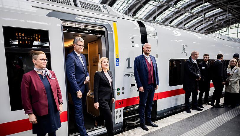 Bahnchefin Evelyn Palla (3.v.l.) und Verkehrsminister Patrick Schnieder (CDU, 2.v.l) bei der Vorstellung des neuen ICE L.
