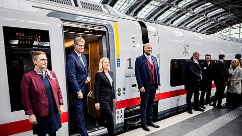 Bahnchefin Evelyn Palla (3.v.l.) und Verkehrsminister Patrick Schnieder (CDU, 2.v.l) bei der Vorstellung des neuen ICE L.