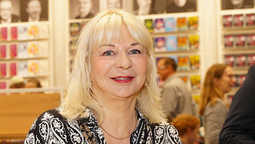 Rita Falk ist die Autorin der beliebten "Eberhofer"-Krimireihe. Aus ihrer Feder stammen unter anderem die Bestseller "Winterkartoffelknödel", "Leberkäsjunkie" und "Gugelhupfgeschwader". Rita Falk ist die Autorin der beliebten "Eberhofer"-Krimireihe. Aus ihrer Feder stammen unter anderem die Bestseller "Winterkartoffelknödel", "Leberkäsjunkie" und "Gugelhupfgeschwader".