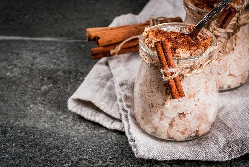 Doch Blumenkohl kann nicht nur in deftigen Rezepten verkocht werden, sondern auch zu leckeren S&uuml;&szlig;speisen, wie zum Beispiel Reispudding. Daf&uuml;r den zerkleinerten Blumenkohl mit Kokosnussmilch aufkochen, mit Zimt, braunem Zucker sowie Vanilleextrakt w&uuml;rzen und mit Granatapfelkernen oder eingelegten Pflaumen servieren. Fertig ist eine gesunde und leckere Nachspeise.