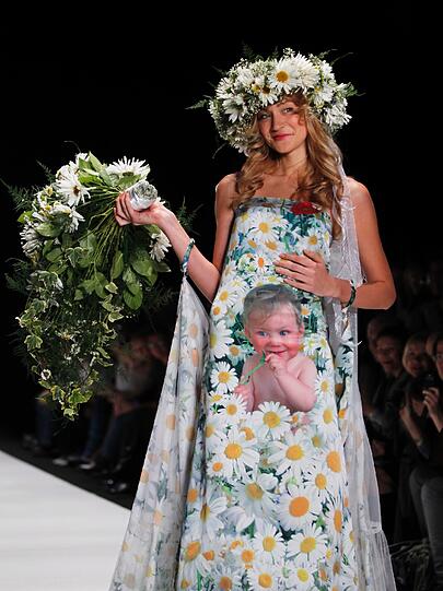 Auf der Mercedes-Benz Fashion Week ins Moskau wird das Thema "Flower Power" bis ins letzte Detail perfekt umgesetzt.