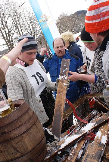 Mutige Fassdauben-Fahrer stürzen sich den Jaudenhang in Lenggries hinunter. Perfektes Bergwetter, gute Stimmung und Freibier machten die Veranstaltung zu einem gelungenen Event.