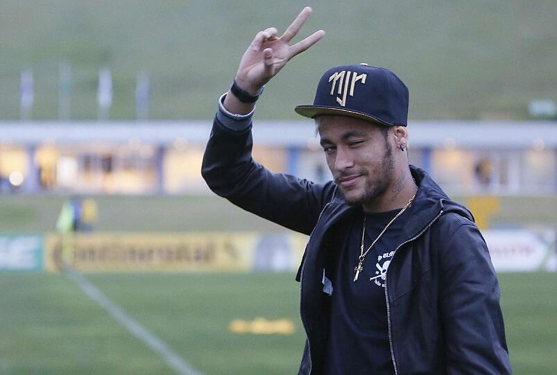 Besuch im Training seiner Nationalmannschaft. Neymar kann auch mit Wirbelbruch gehen.