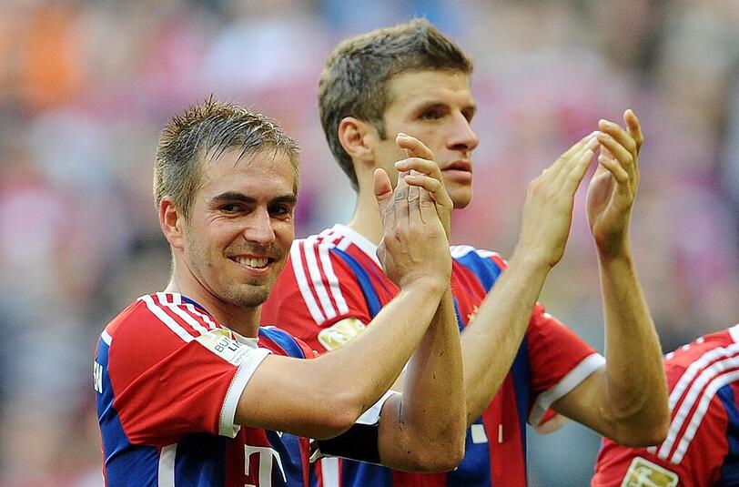 Philipp Lahm und Thomas Müller feiern den 6:0-Erfolg des FC Bayern gegen Bremen.