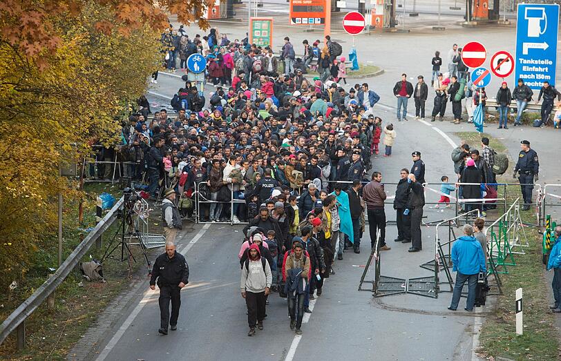 Der Zustrom von Flüchtlingen an der österreichisch-deutschen Grenze reißt nicht ab.