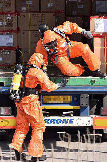 Bilder vom Großeinsatz der Feuerwehr in Poing: Eine Spezialeinheit musste in ein Logistikzentrum ausrücken.